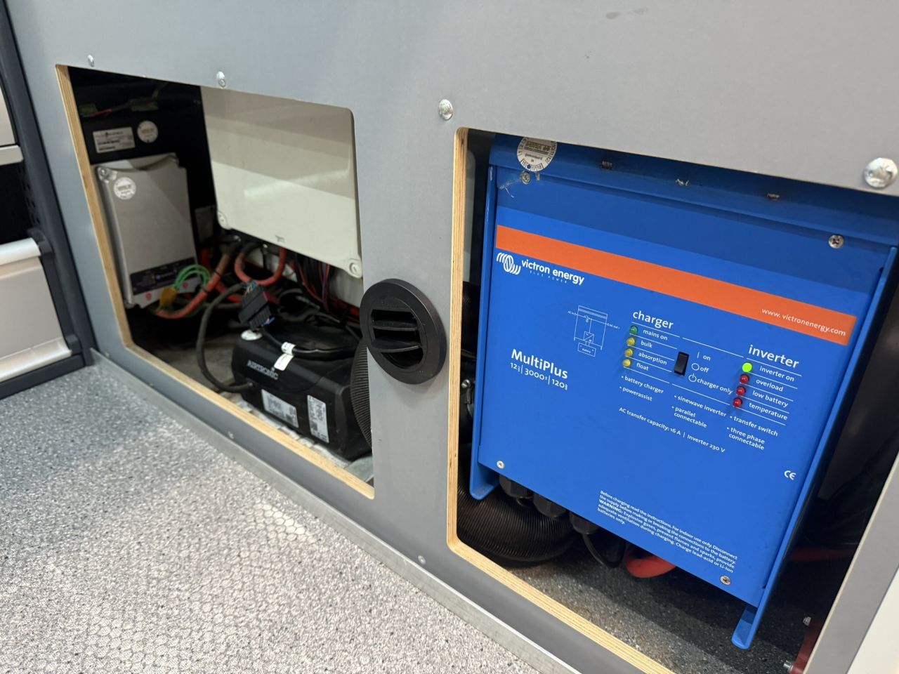 Renault Trafic service bus met Bott inrichting Victron 3000 Watt