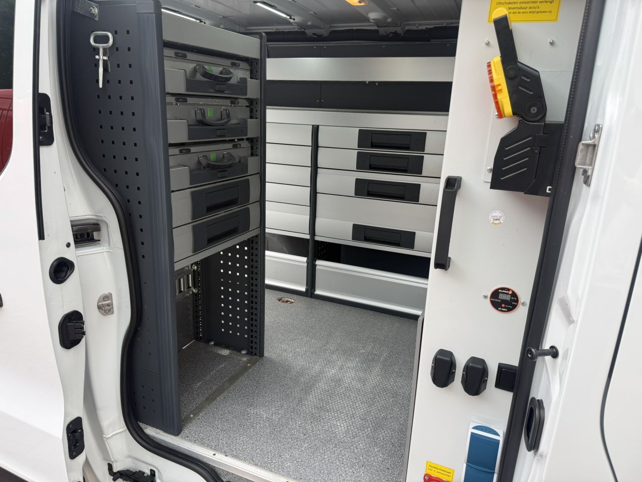 Renault Trafic service bus met Bott inrichting Victron 3000 Watt