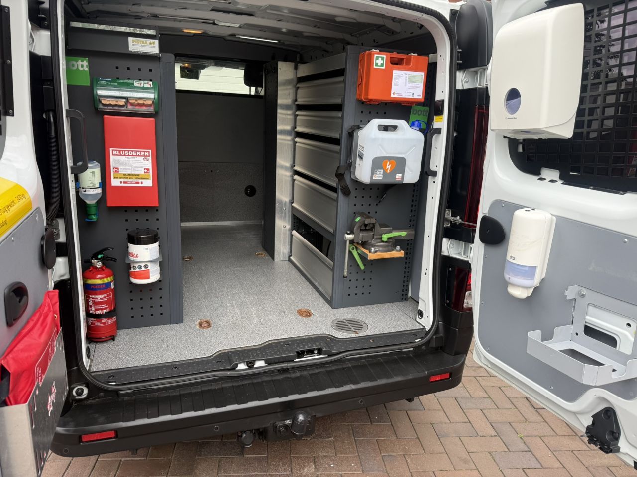 Renault Trafic service bus met Bott inrichting Victron 3000 Watt