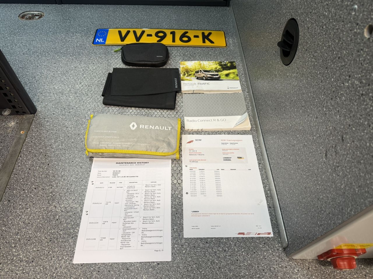 Renault Trafic service bus met Bott inrichting Victron 3000 Watt