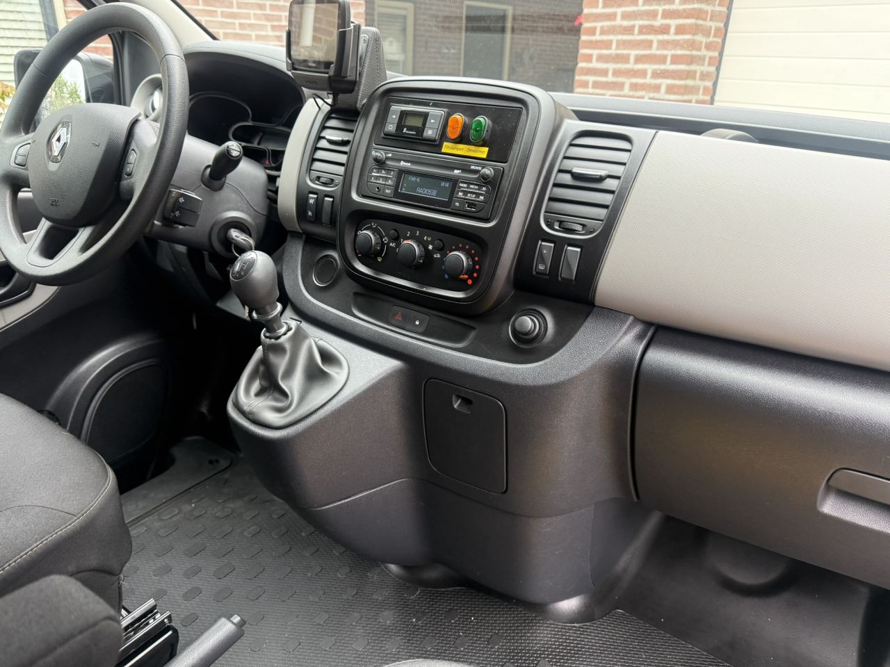 Renault Trafic service bus met Bott inrichting Victron 3000 Watt