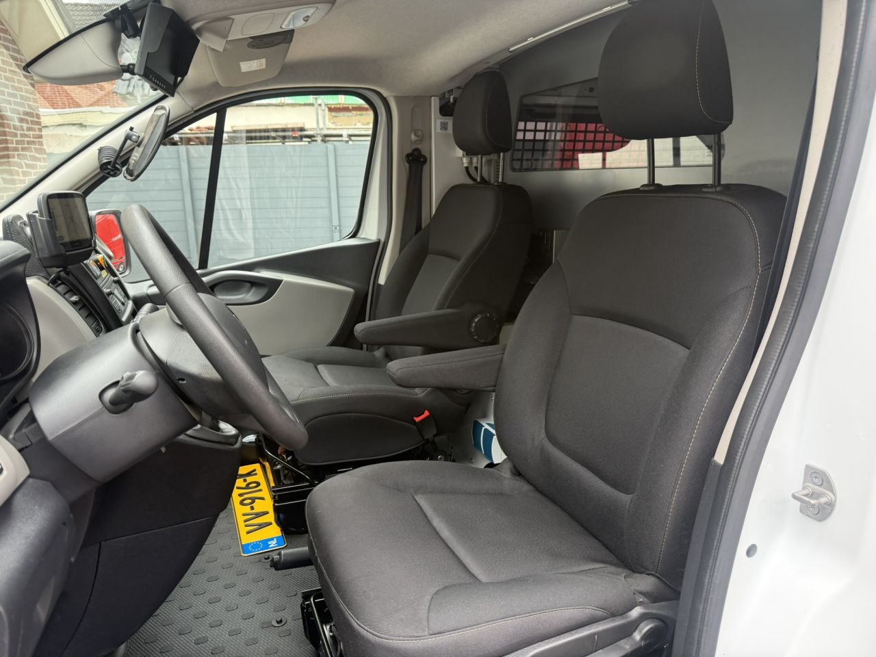 Renault Trafic service bus met Bott inrichting Victron 3000 Watt