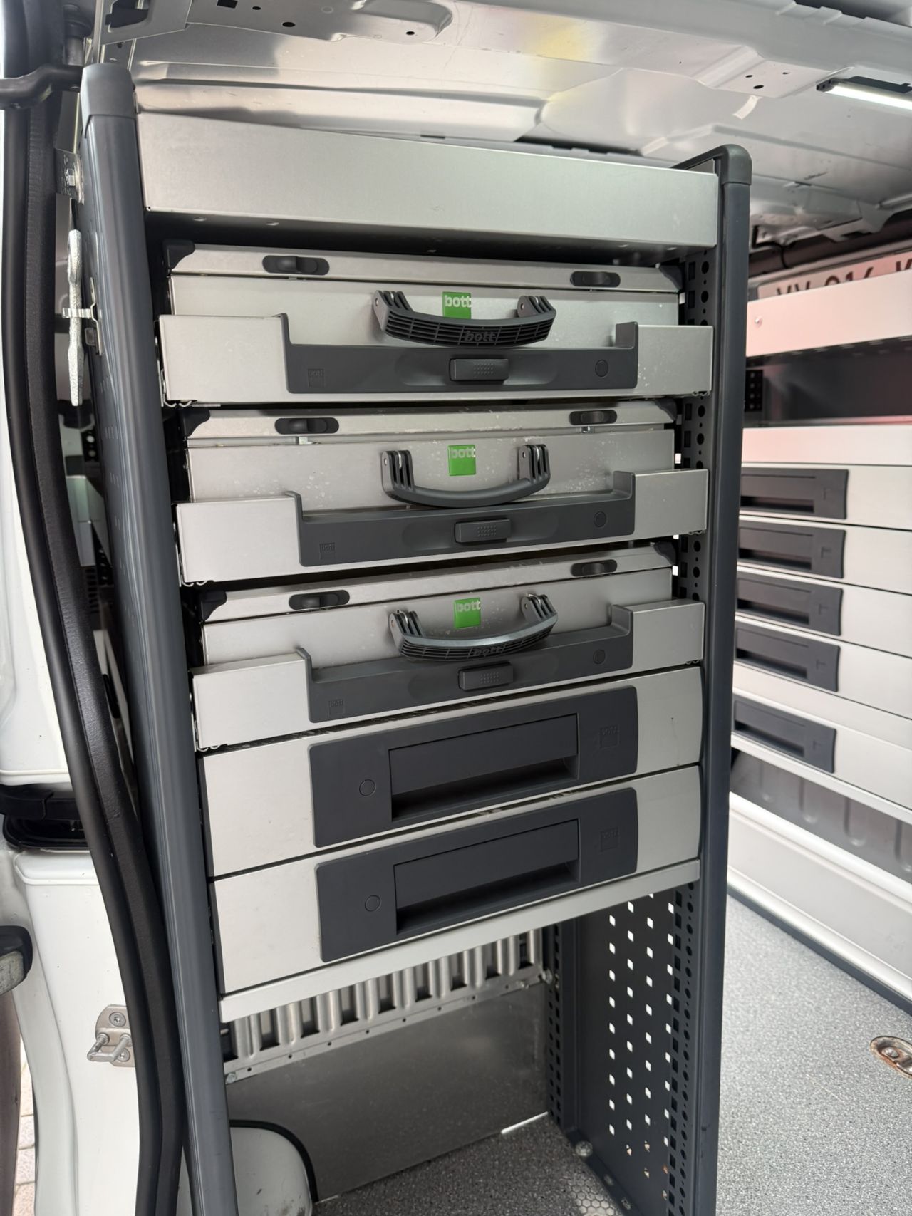 Renault Trafic service bus met Bott inrichting Victron 3000 Watt