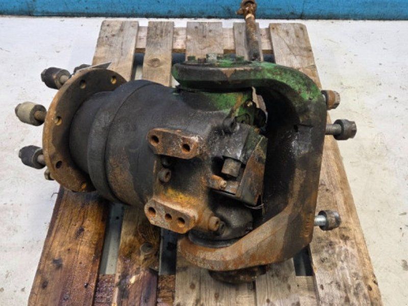 John Deere S690