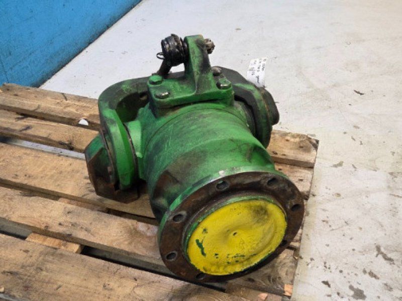 John Deere S690