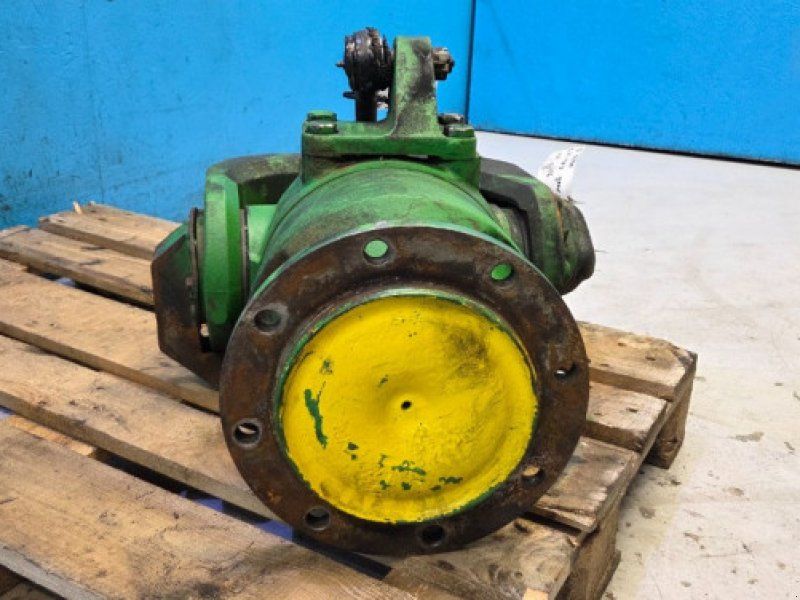 John Deere S690