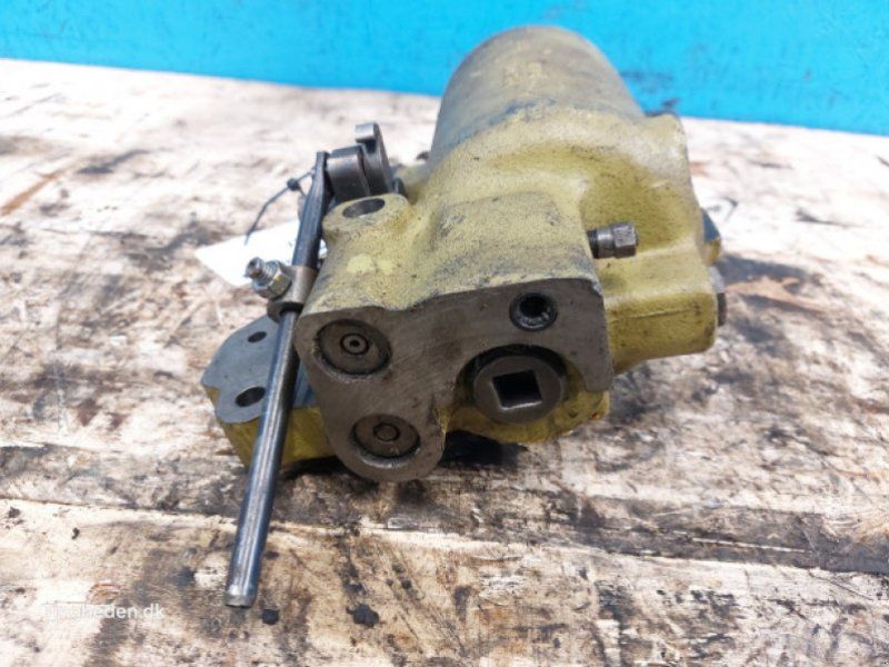 John Deere 2141