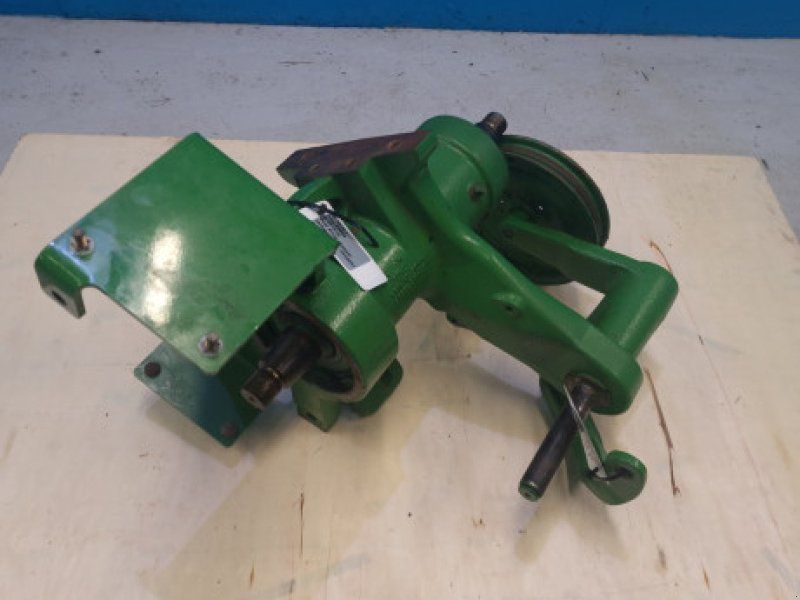 John Deere S670