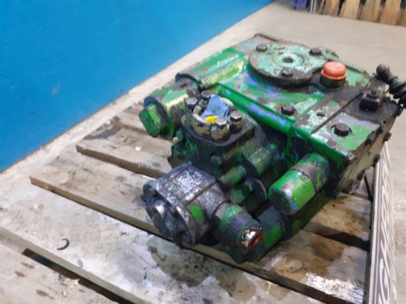 John Deere 1075