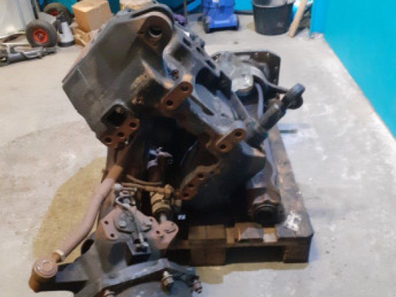 New Holland T7060