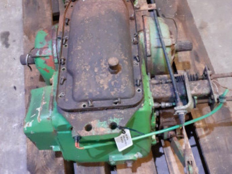 John Deere 975