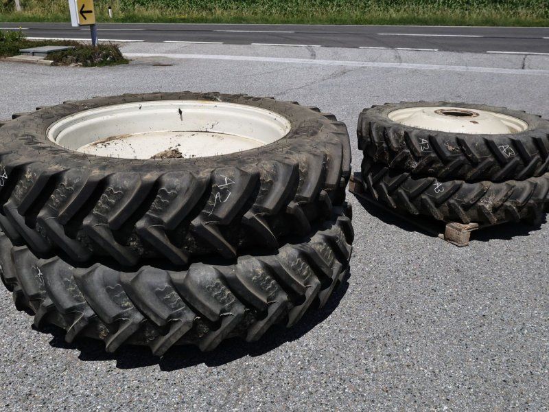 BKT 380/90 R46 und 270/950 R36