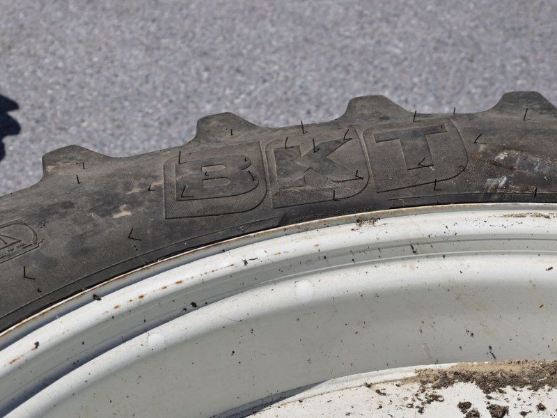 BKT 380/90 R46 und 270/950 R36