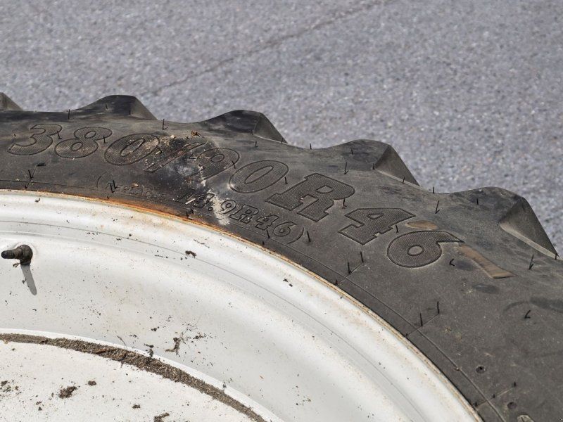 BKT 380/90 R46 und 270/950 R36