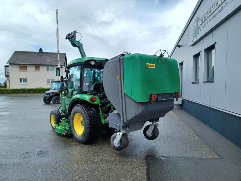 John Deere 3046R