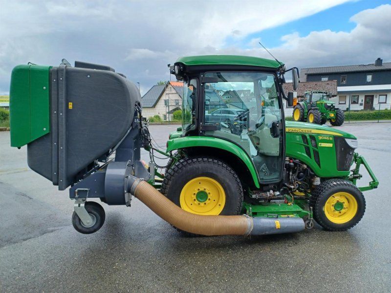 John Deere 3046R