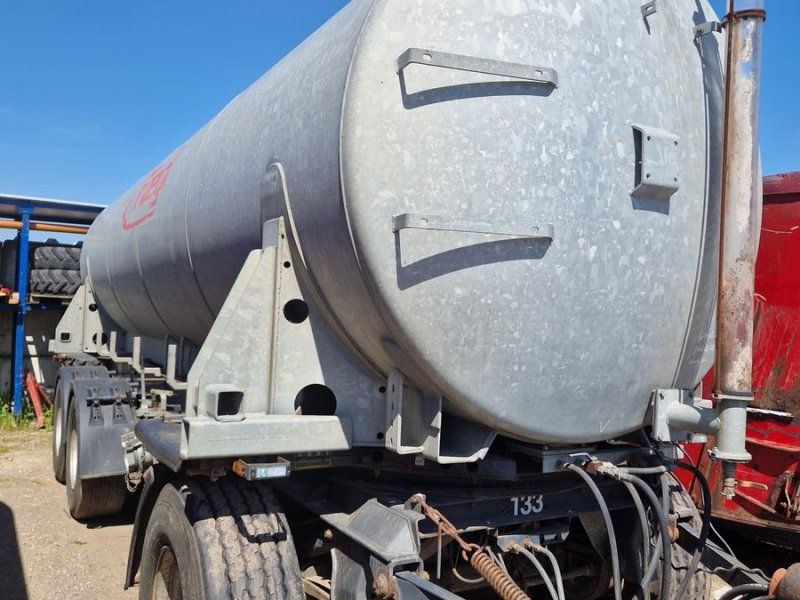 Fliegl Güllezubringer mit Krone Fahrgestell