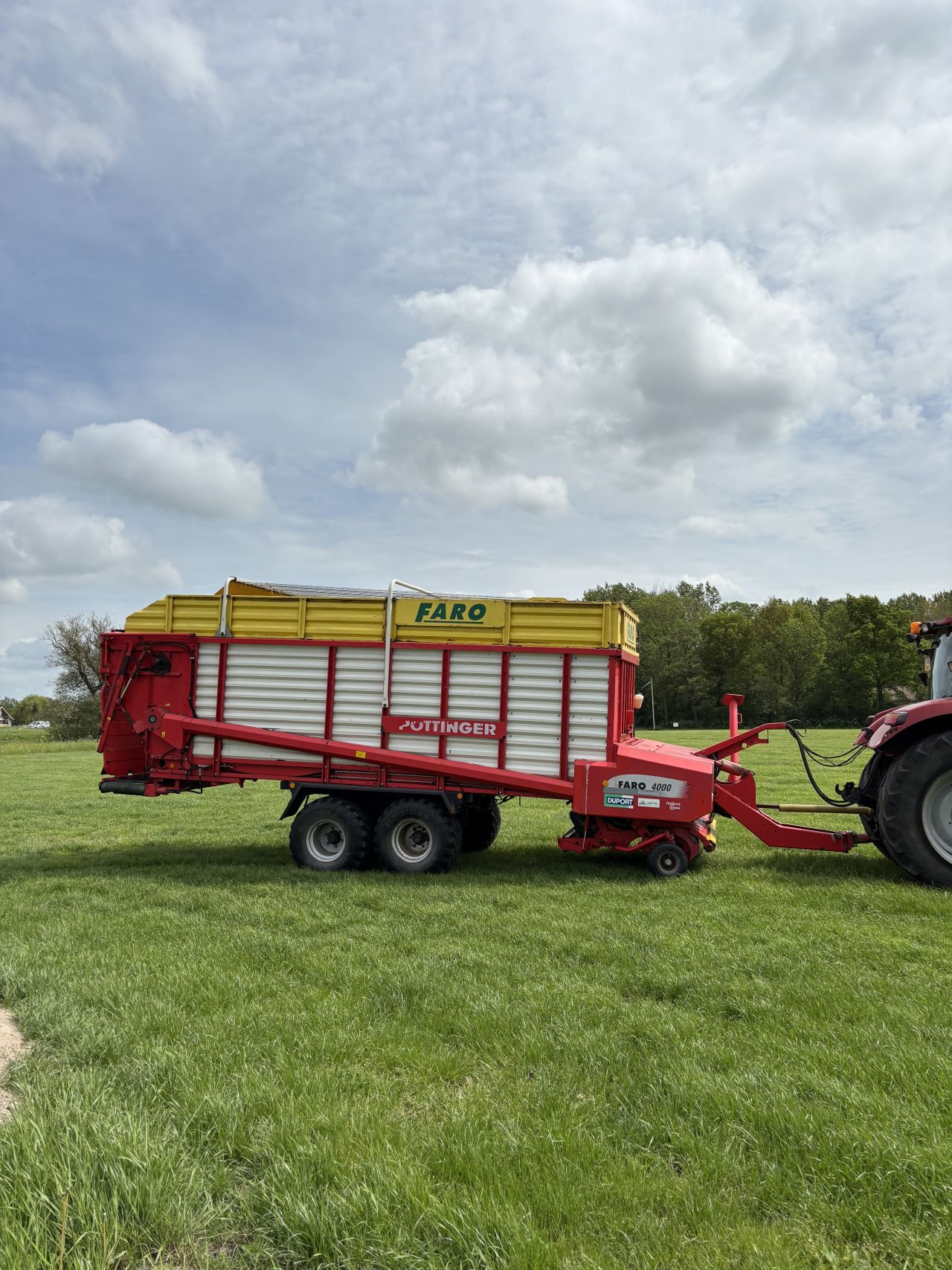 Pottinger Faro 4000D opraap/stalvoerwagen