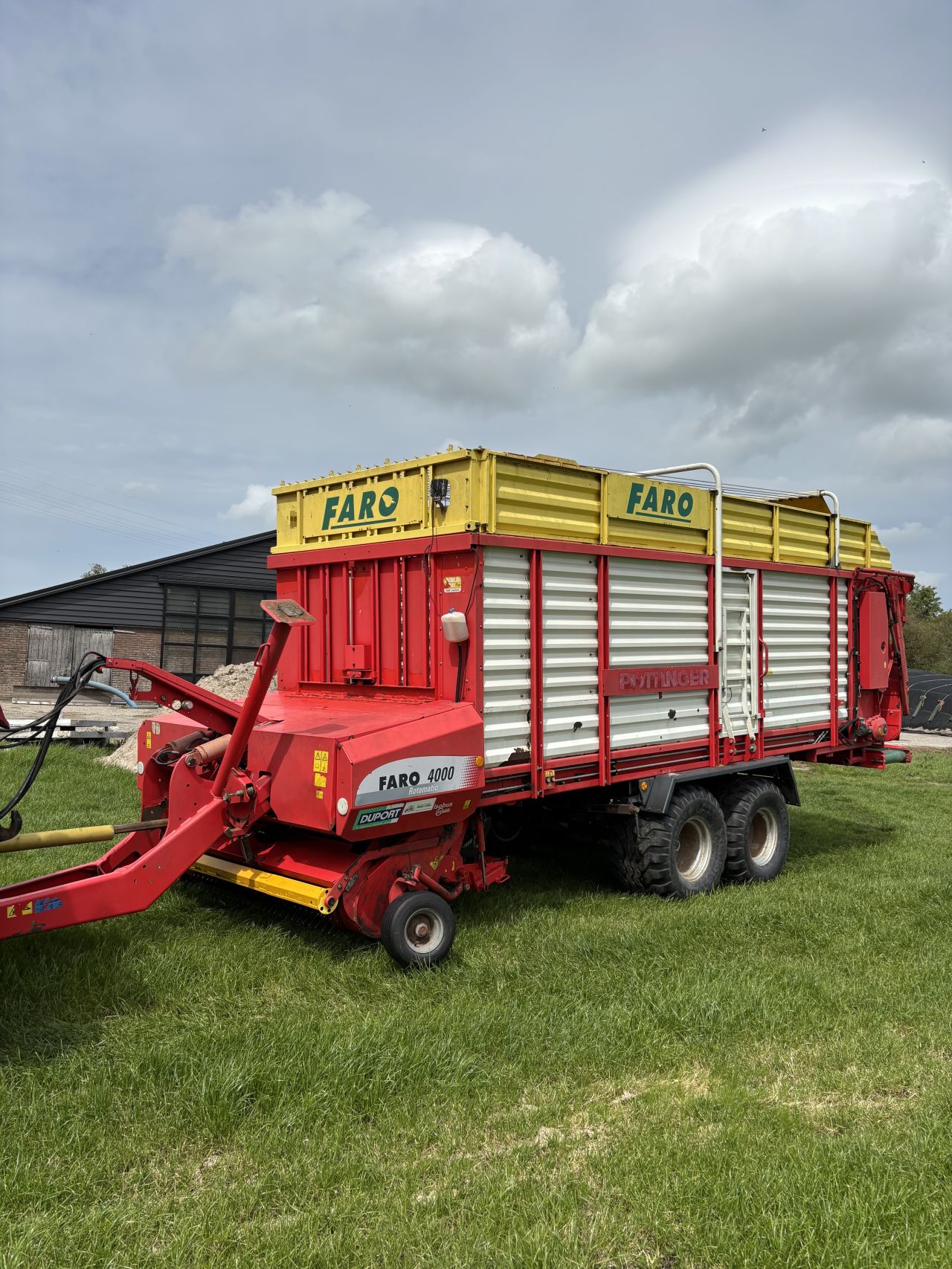 Pottinger Faro 4000D opraap/stalvoerwagen