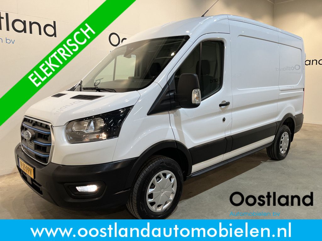Ford E-Transit 390 (3500 kg) L2H2 Trend 68 kWh / 100% Elektrisch !! / Airco / Cruise Control / CarPlay / Camera / Navigatie / 3-Zits / 2.500 KM !!