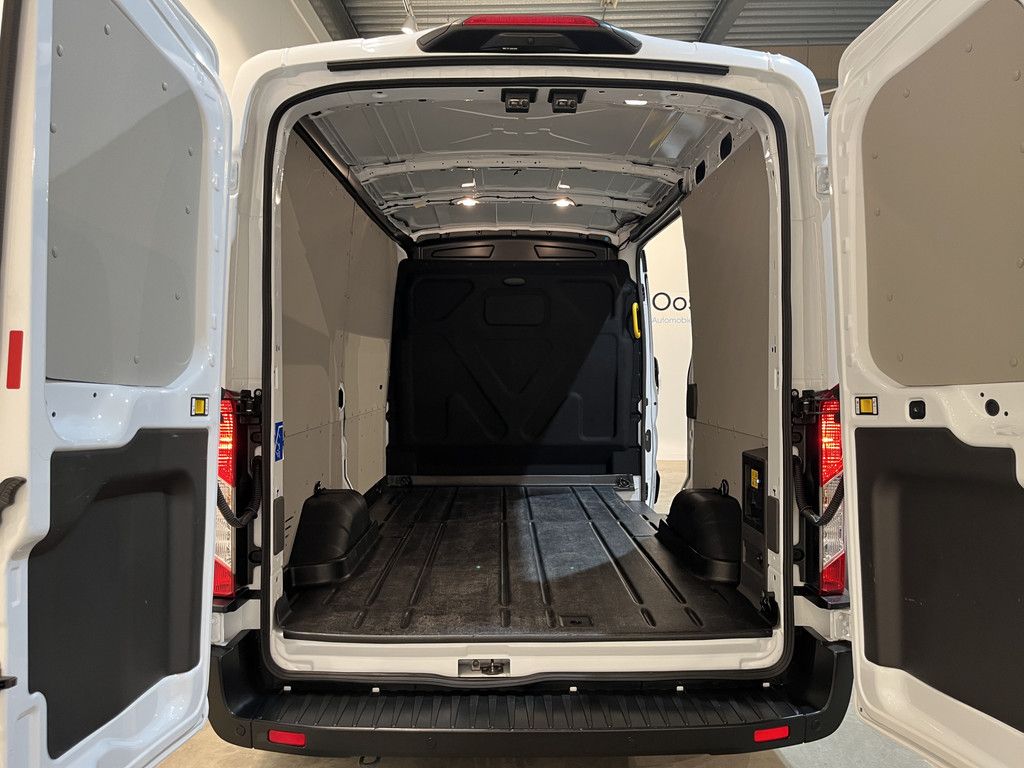 Ford E-Transit 390 (3500 kg) L2H2 Trend 68 kWh / 100% Elektrisch !! / Airco / Cruise Control / CarPlay / Camera / Navigatie / 3-Zits / 2.500 KM !!