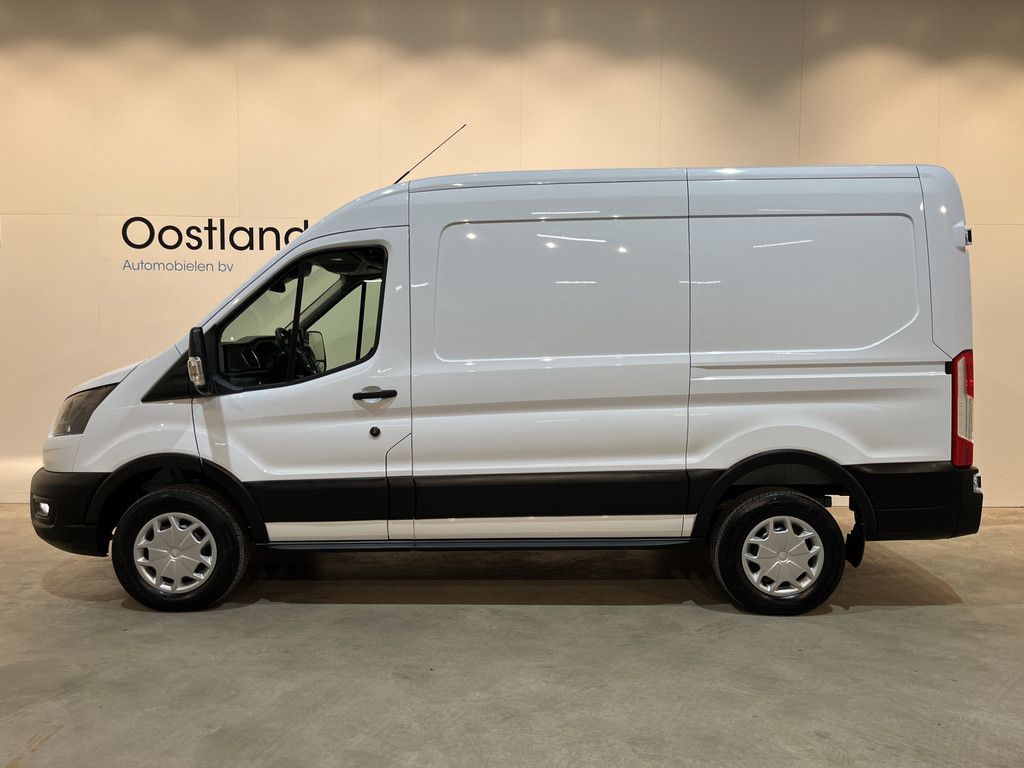 Ford E-Transit 390 (3500 kg) L2H2 Trend 68 kWh / 100% Elektrisch !! / Airco / Cruise Control / CarPlay / Camera / Navigatie / 3-Zits / 2.500 KM !!