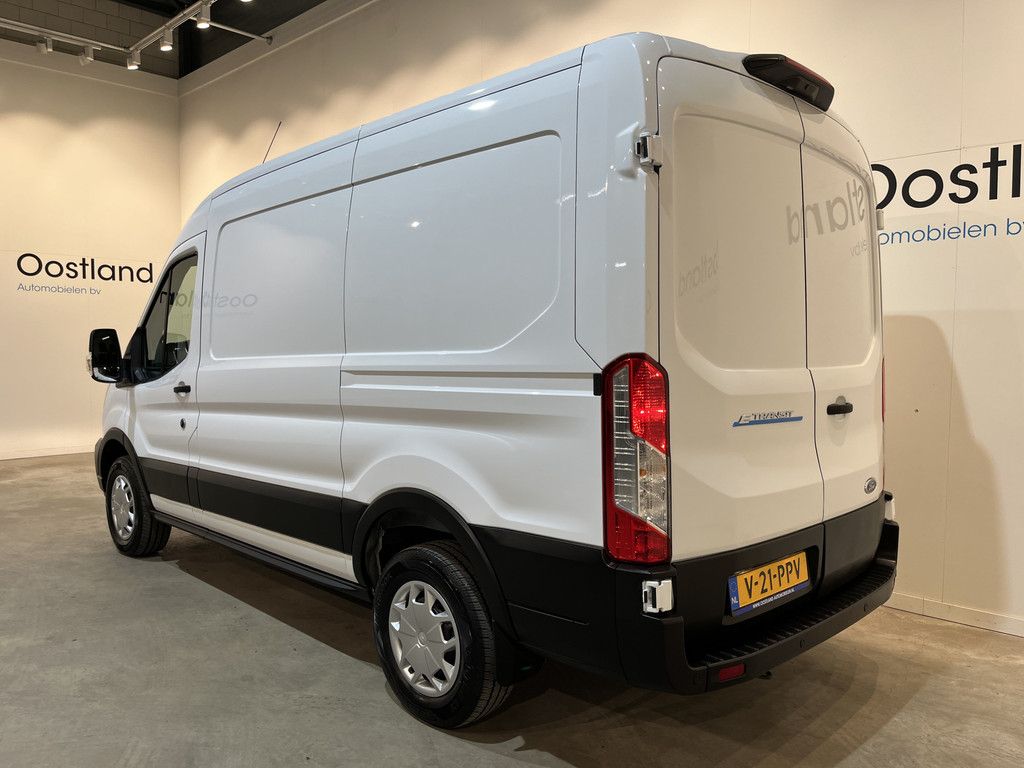 Ford E-Transit 390 (3500 kg) L2H2 Trend 68 kWh / 100% Elektrisch !! / Airco / Cruise Control / CarPlay / Camera / Navigatie / 3-Zits / 2.500 KM !!
