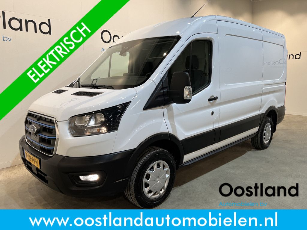 Ford E-Transit 390 (3500 kg) L2H2 Trend 68 kWh / 100% Elektrisch !! / Airco / Cruise Control / CarPlay / Camera / Navigatie / 3-Zits / 4.000 KM !!