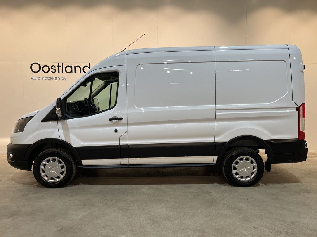 Ford E-Transit 390 (3500 kg) L2H2 Trend 68 kWh / 100% Elektrisch !! / Airco / Cruise Control / CarPlay / Camera / Navigatie / 3-Zits / 4.000 KM !!