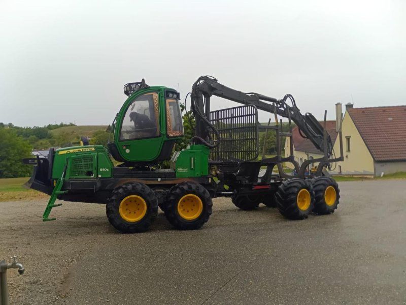 John Deere 810E
