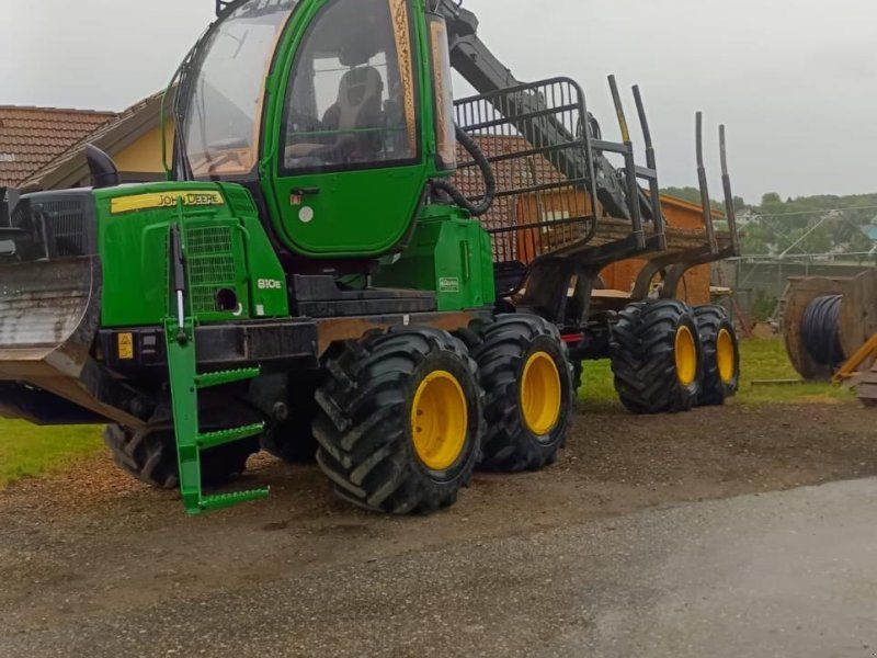 John Deere 810E