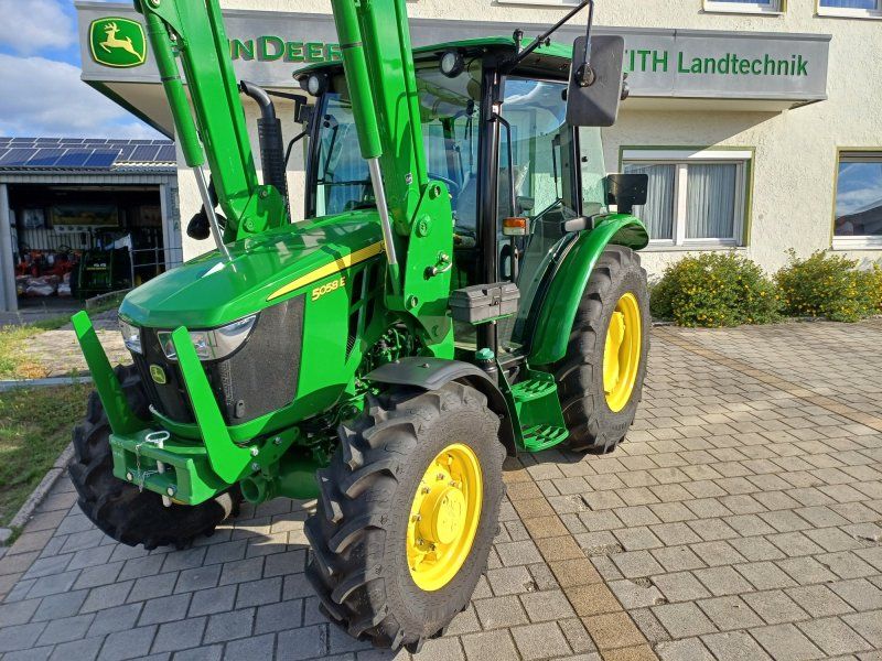 John Deere 5058E