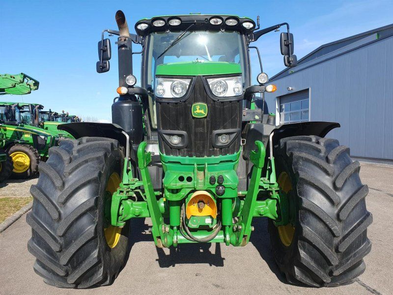 John Deere 6215R