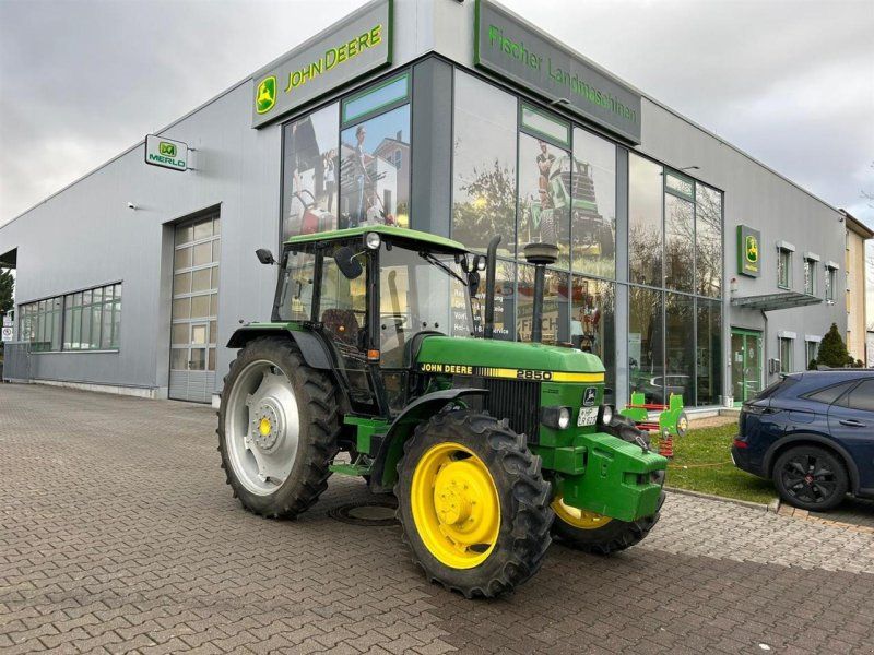 John Deere 2850