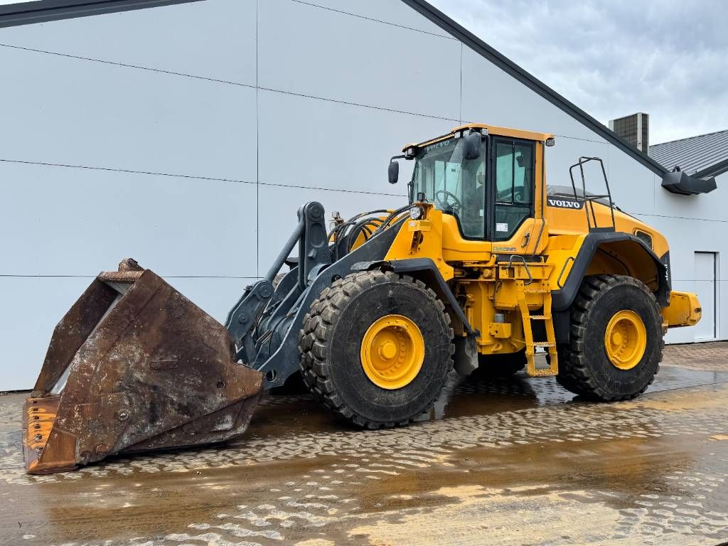 Volvo L150H - High-tip Bucket / Backup Camera