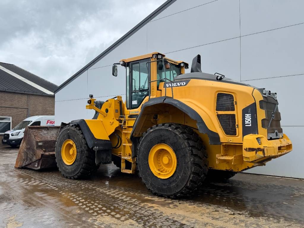 Volvo L150H - High-tip Bucket / Backup Camera