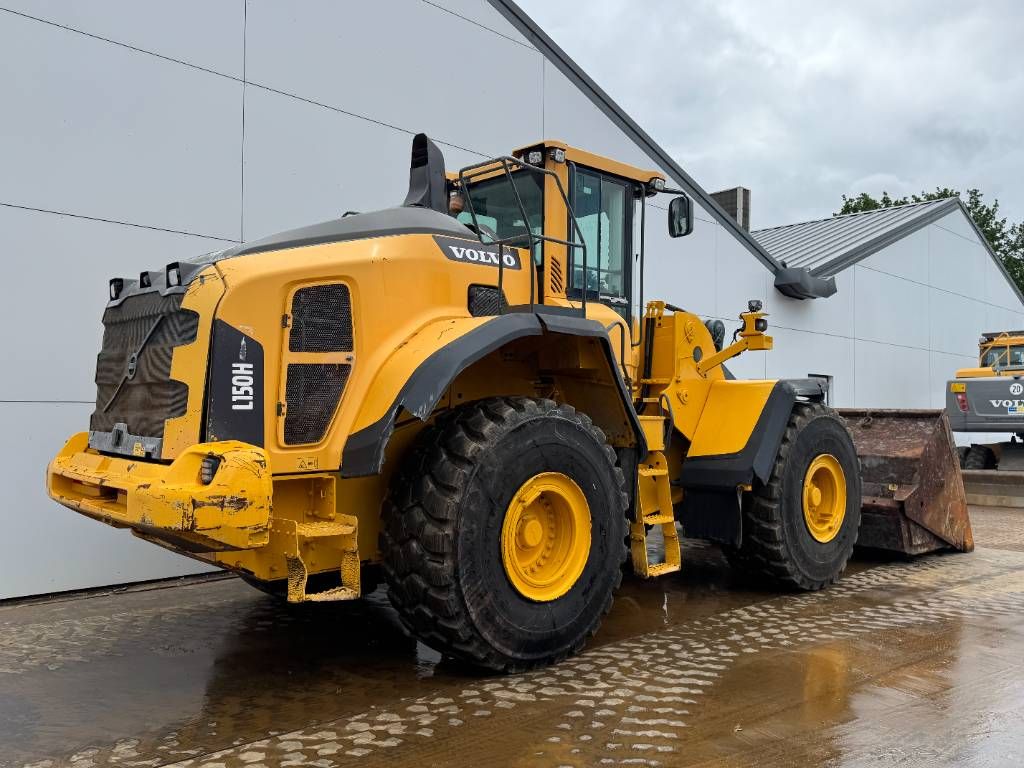 Volvo L150H - High-tip Bucket / Backup Camera