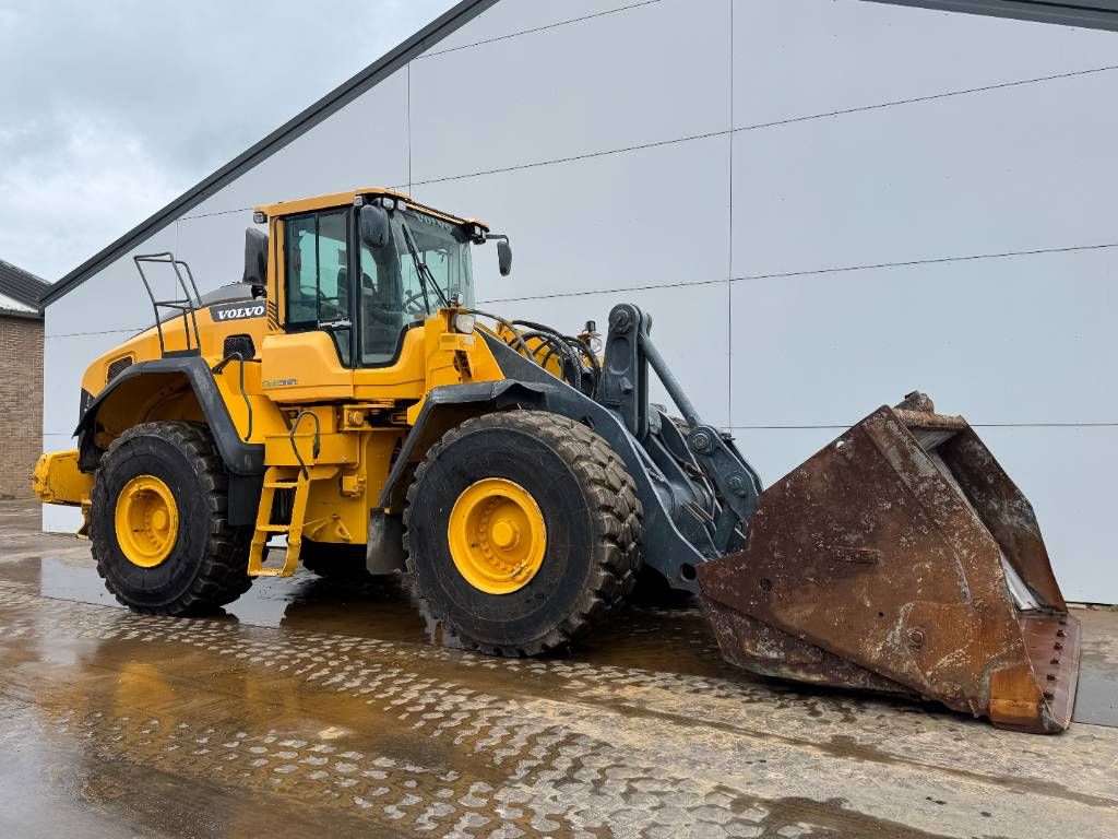 Volvo L150H - High-tip Bucket / Backup Camera
