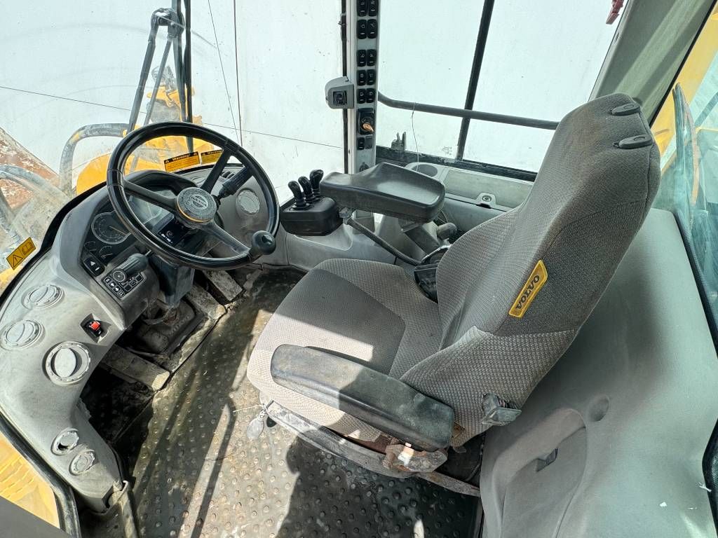 Volvo L150H - High-tip Bucket / Backup Camera