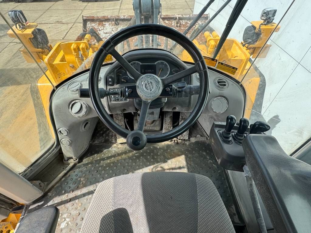 Volvo L150H - High-tip Bucket / Backup Camera