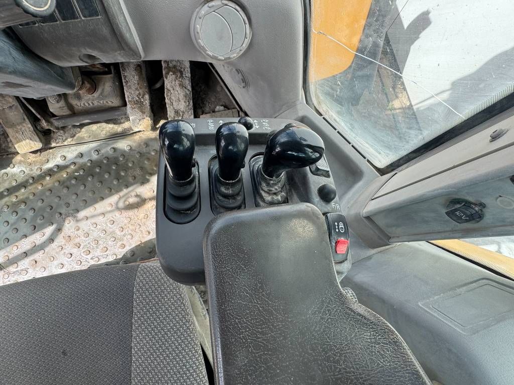 Volvo L150H - High-tip Bucket / Backup Camera