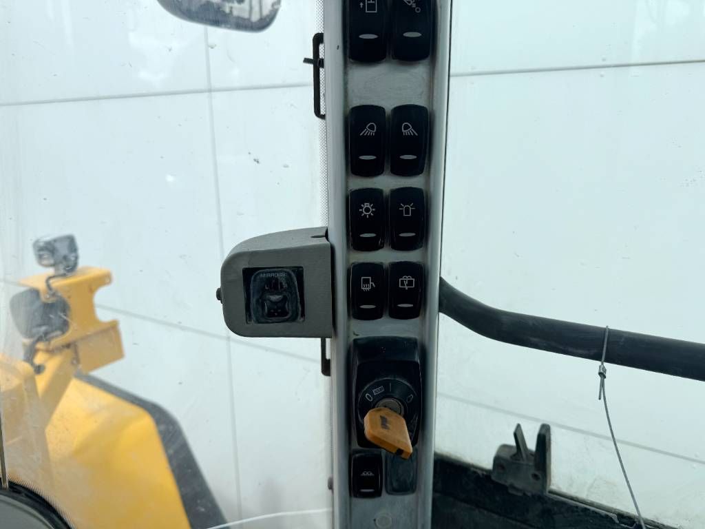 Volvo L150H - High-tip Bucket / Backup Camera
