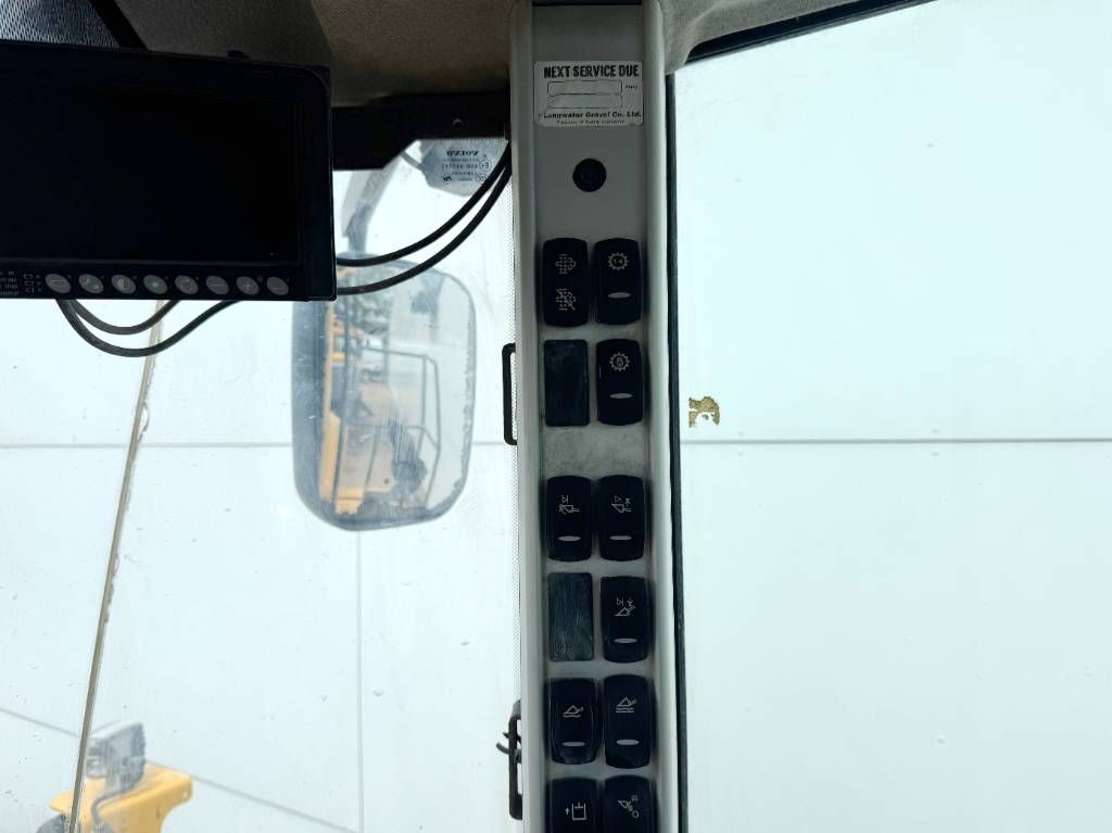 Volvo L150H - High-tip Bucket / Backup Camera