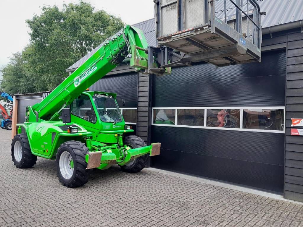 Merlo P 40.17 with manbasket and remote control