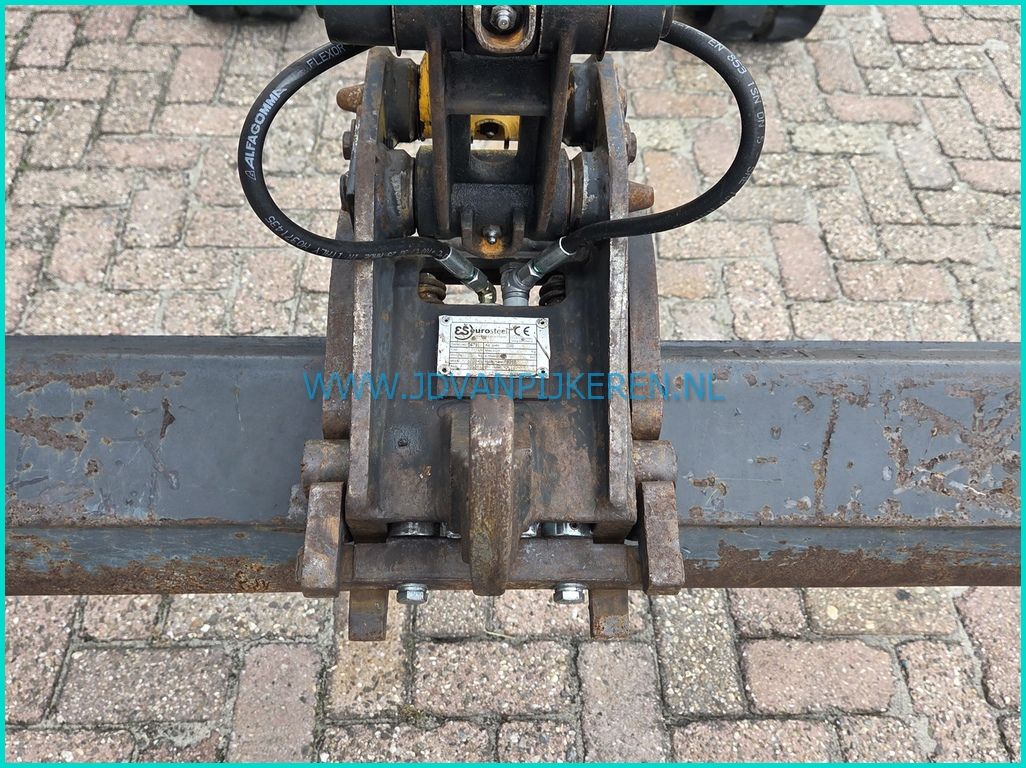 JCB 8018 2627uur+ 3 bakken+hydraulische snelwissel