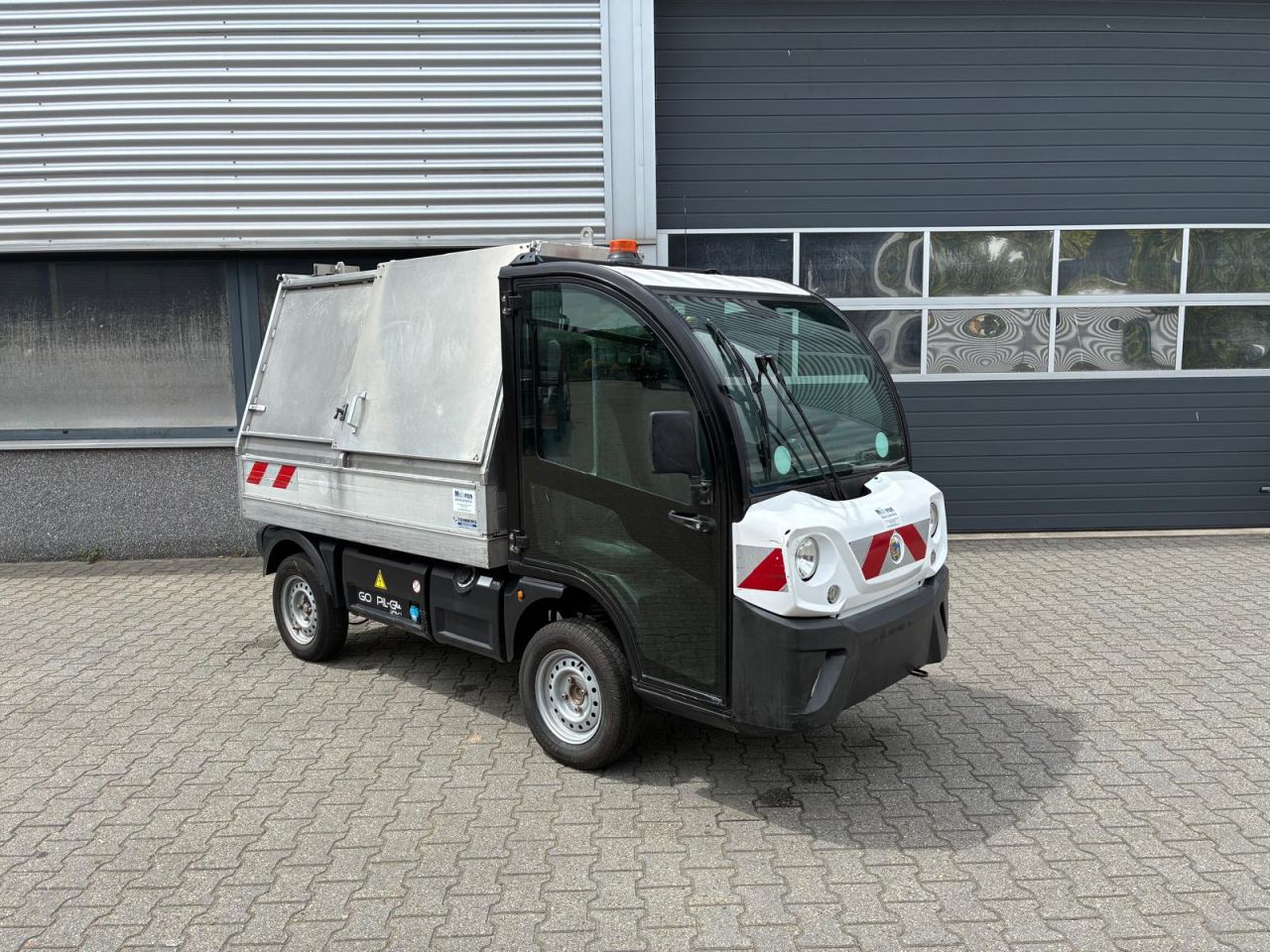 GOUPIL G4 elektrische wagen met afval container