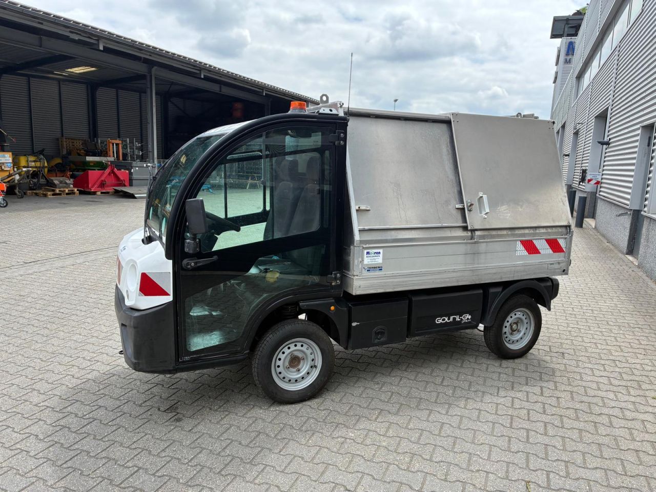 GOUPIL G4 elektrische wagen met afval container