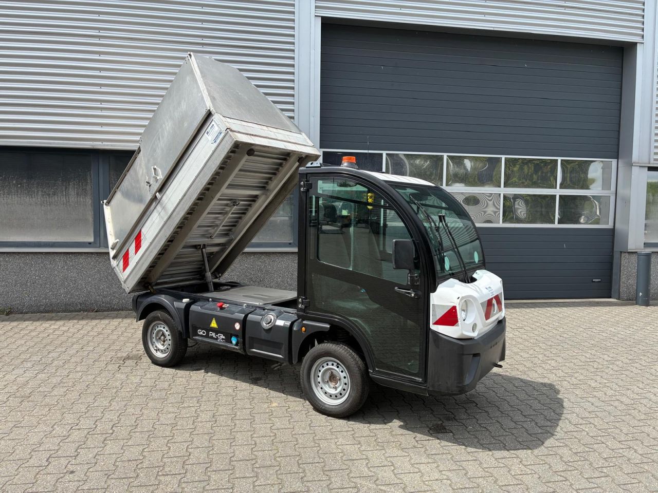 GOUPIL G4 elektrische wagen met afval container