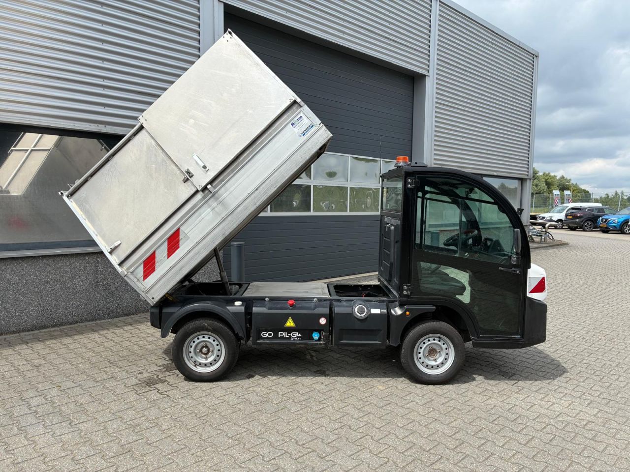 GOUPIL G4 elektrische wagen met afval container