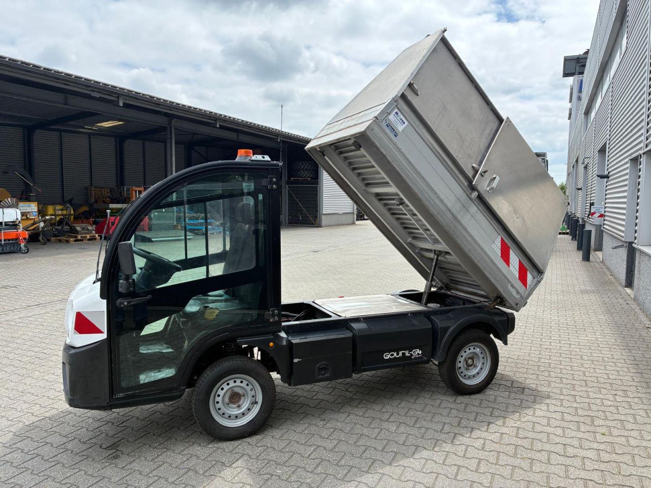 GOUPIL G4 elektrische wagen met afval container